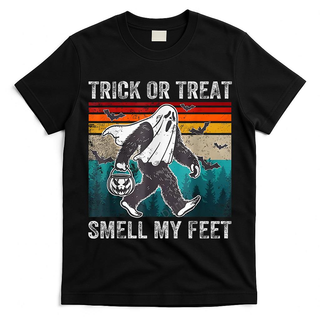 Trick Or Treat Smell My Feet Halloween Pumpkin Bigfoot Retro T-Shirt