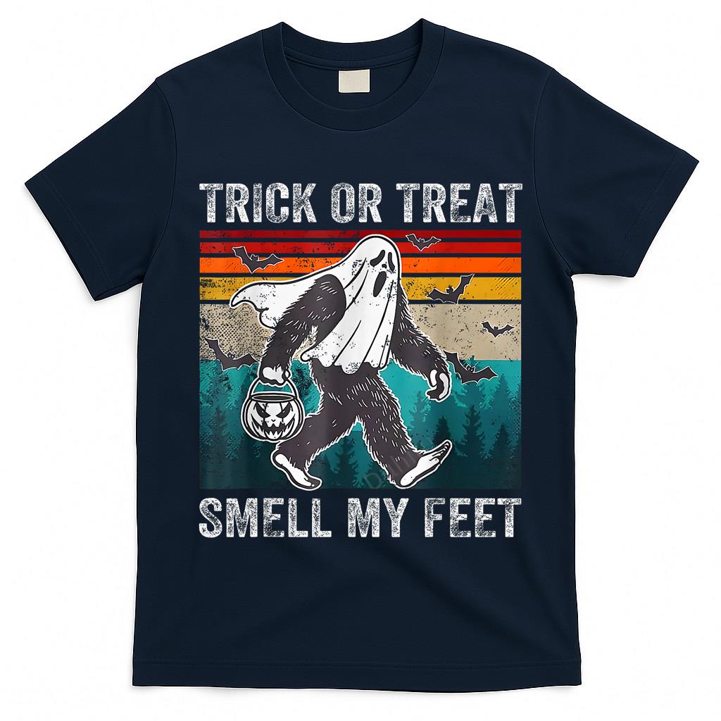 Trick Or Treat Smell My Feet Halloween Pumpkin Bigfoot Retro T-Shirt