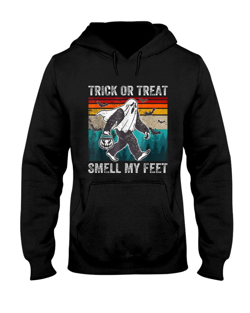 Trick Or Treat Smell My Feet Halloween Pumpkin Bigfoot Retro T-Shirt