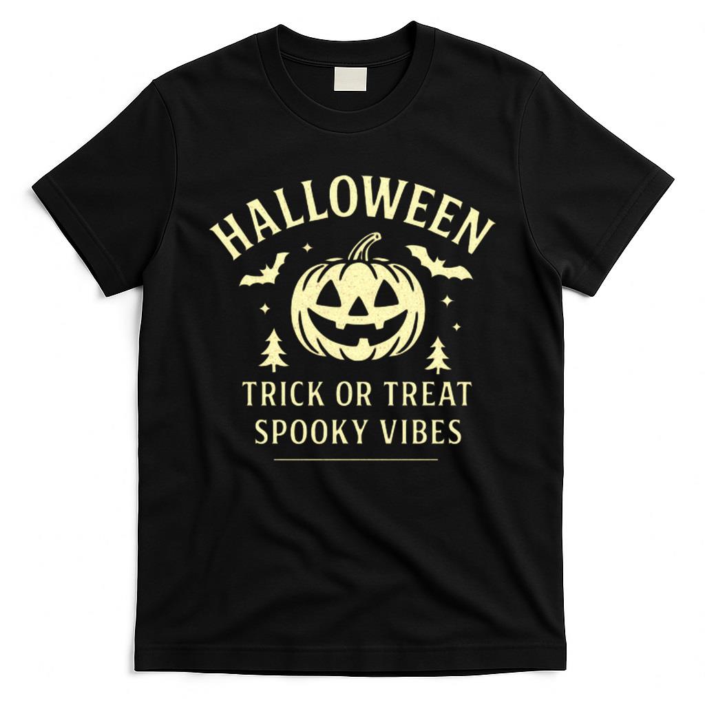 Vintage Halloween  – Retro Pumpkin Jack O’Lantern Design with “Trick or Treat” Lettering Clas T-Shirt