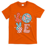 Funny Peace Love America Us Flag Retro Groovy 4th Of July T-Shirt
